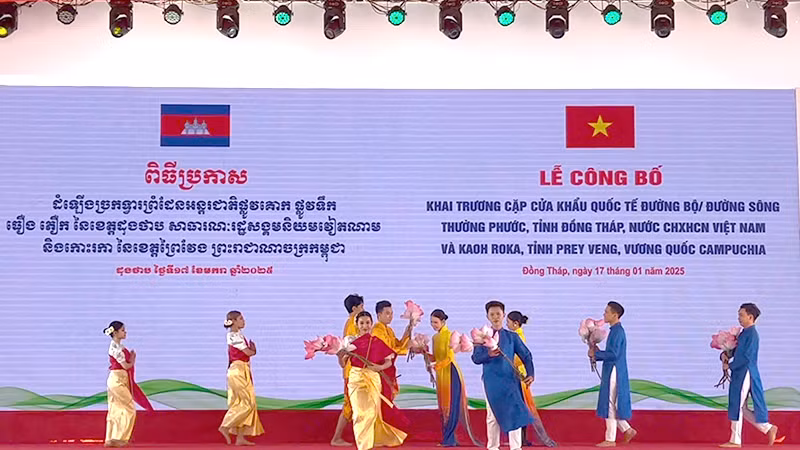 Tiết mục văn nghệ giao lưu giữa hai tỉnh Đồng Tháp - Prey Veng tại buổi lễ. (Ảnh: HỮU NGHĨA)