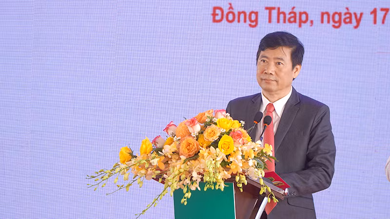 Chủ tịch Ủy ban nhân dân tỉnh Đồng Tháp Phạm Thiện Nghĩa phát biểu tại buổi lễ. (Ảnh: HỮU NGHĨA)