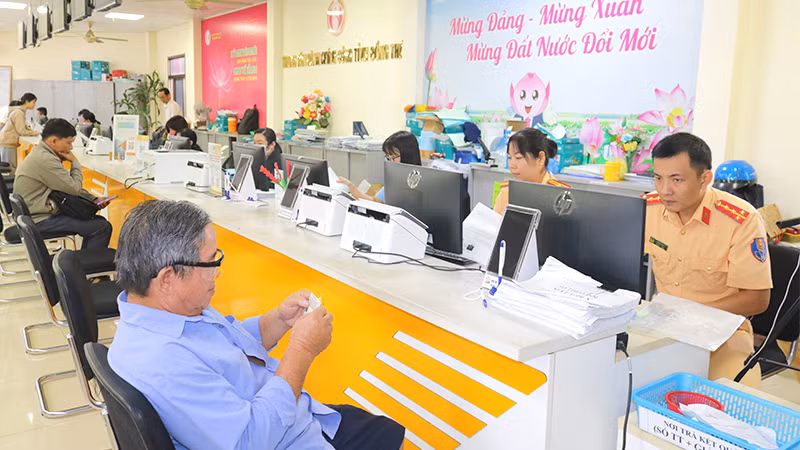Công an tỉnh Đồng Tháp tổ chức thu nhận hồ sơ cấp đổi, cấp lại giấy phép lái xe và cấp phiếu lý lịch tư pháp tại Trung tâm Hành chính công tỉnh Đồng Tháp. (Ảnh: PHƯỚC THANH)