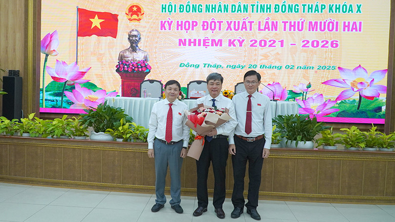 Lãnh đạo Hội đồng nhân dân tỉnh tặng hoa chúc mừng tân Phó Chủ tịch Hội đồng nhân dân tỉnh Đồng Tháp Phạm Văn Chuẩn. (Ảnh: HỮU NGHĨA)