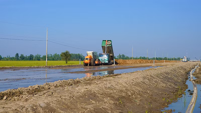 Thi công công trường cao tốc Cao Lãnh-An Hữu thành phần 1 xuyên Tết. (Ảnh: HỮU NGHĨA)