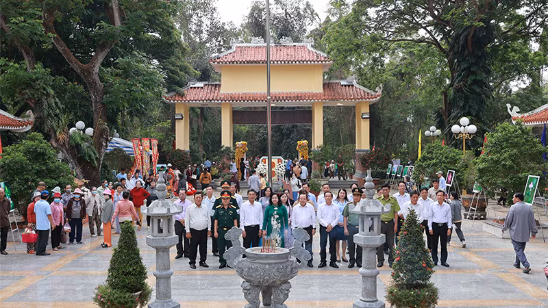 Lãnh đạo sở, ngành tỉnh và khách thập phương thắp hương tại Miếu Bà Chúa Xứ Gò Tháp.