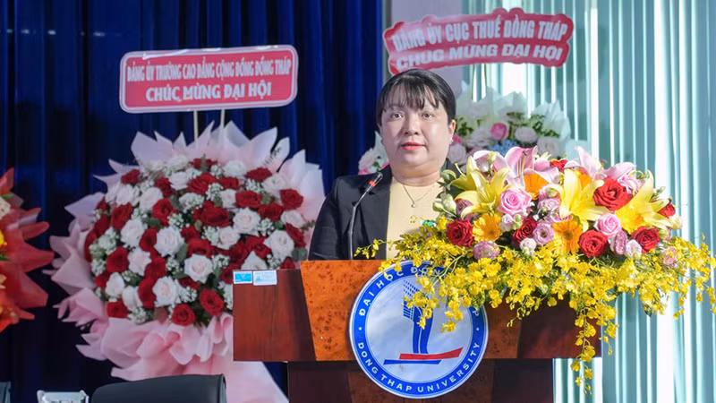 Phó Bí thư Đảng ủy Ủy ban nhân dân tỉnh Đồng Tháp Nguyễn Thị Bích Thuận phát biểu tại đại hội. (Ảnh: HOÀI PHONG)