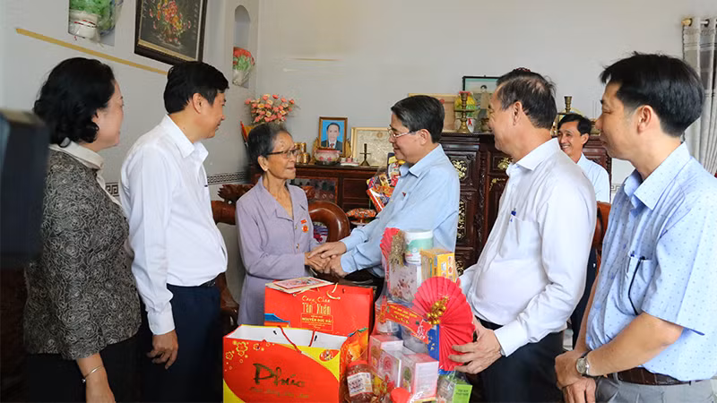 Phó Chủ tịch Quốc hội cùng đoàn công tác đã thăm, chúc Tết gia đình cụ Nguyễn Thị Tiếu.