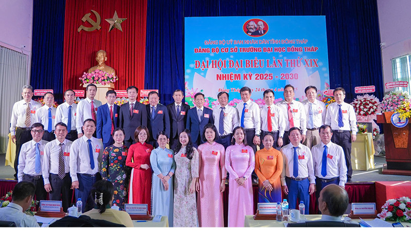 Ban Chấp hành Đảng bộ cơ sở Trường đại học Đồng Tháp ra mắt Đại hội. (Ảnh: HOÀI PHONG)
