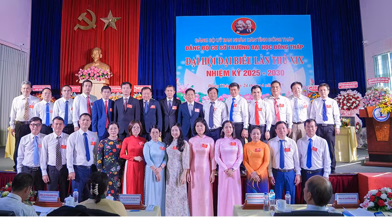 Ban Chấp hành Đảng bộ cơ sở Trường đại học Đồng Tháp ra mắt Đại hội. (Ảnh: HOÀI PHONG)