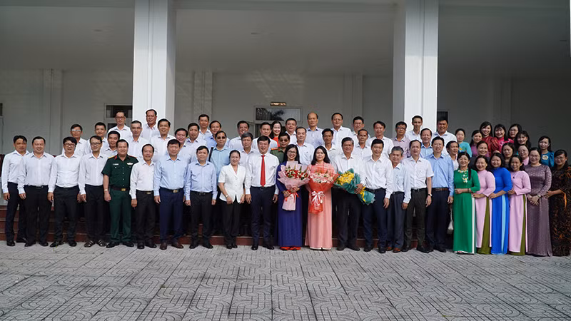 Lãnh đạo tỉnh và đại biểu chụp ảnh lưu niệm tại hội nghị. (Ảnh: HỮU NGHĨA)