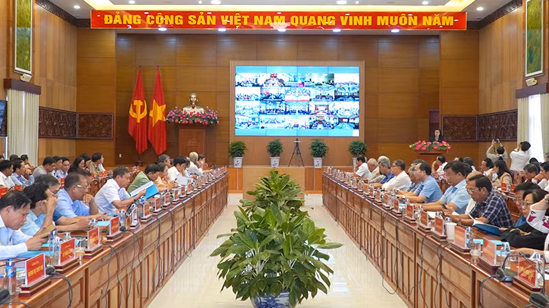 Trưởng Ban Tuyên giáo và Dân vận Tỉnh ủy Đồng Tháp Nguyễn Thị Kim Tuyến hướng dẫn học tập, thảo luận, tuyên truyền thực hiện chuyên đề năm 2025. (Ảnh: HỮU NGHĨA)