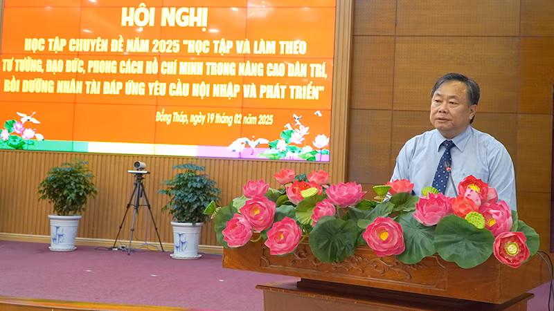 Giám đốc Học viện Chính trị khu vực II Nguyễn Quốc Dũng trình bày chuyên đề. (Ảnh: HỮU NGHĨA)