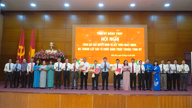 Các đồng chí trong Ban Chấp hành, Ban Thường vụ, Thường trực Đảng ủy các cơ quan Đảng tỉnh Đồng Tháp chụp ảnh lưu niệm. (Ảnh: HỮU NGHĨA)