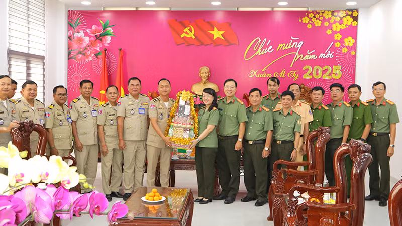 Thiếu tướng Thoang Vandy, Phó Trưởng Ty Công an tỉnh Prey Veng, tặng quà chúc mừng Tết cổ truyền của Việt Nam đến Công an tỉnh Đồng Tháp. (Ảnh: PHƯỚC THANH)