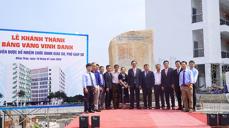 Đại biểu tham dự tại buổi lễ khánh thành Bảng vàng vinh danh giáo sư, phó giáo sư Trường đại học Đồng Tháp.