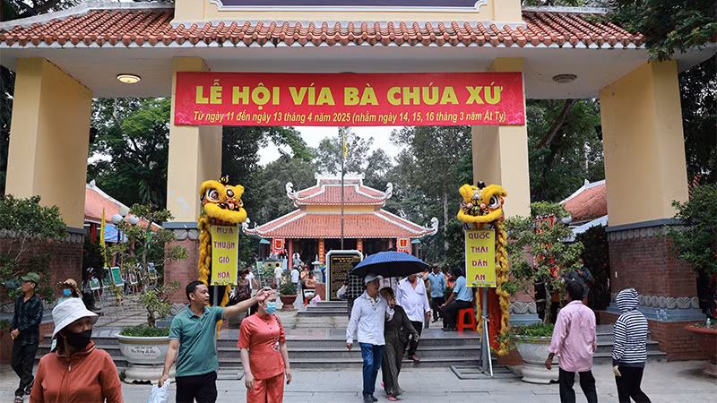 Khách thập phương viếng Miếu Bà Chúa Xứ Gò Tháp sáng 11/4.