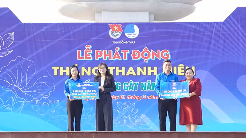 Các doanh nghiệp trao bảng tượng trưng tặng nước suối, suất khám răng và trao quà. (Ảnh: NHƯ ANH)