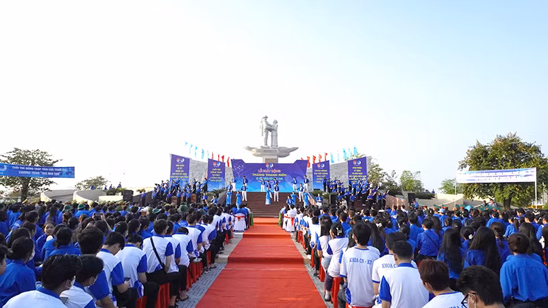 Buổi lễ có hơn 1.600 đoàn viên, thanh niên tham dự. (Ảnh: NHƯ ANH)