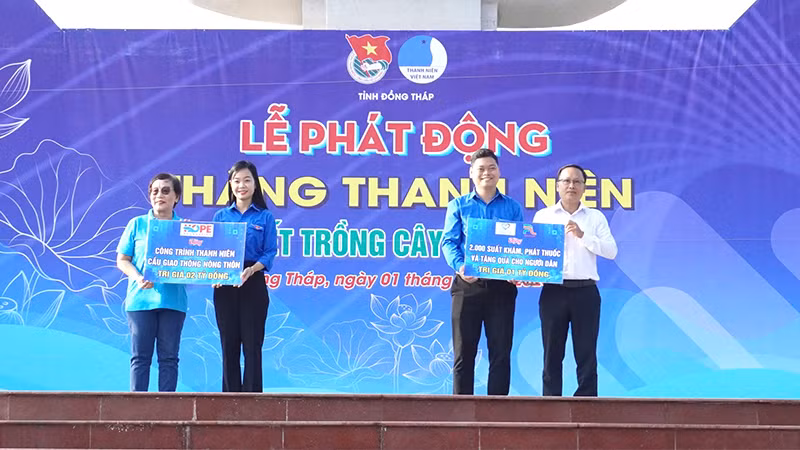 Trao bảng tượng trưng hỗ trợ kinh phí xây dựng cầu giao thông nông thôn; khám, phát thuốc và tặng 2.000 quà cho người dân có hoàn cảnh khó khăn. (Ảnh: NHƯ ANH)