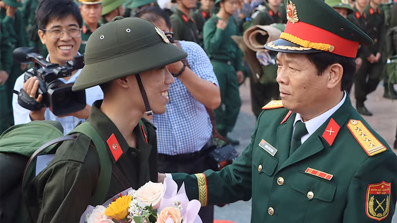 Đại tá Dương Công Sang, Chủ nhiệm Chính trị Quân khu 9, gửi gắm, động viên các tân binh. (Ảnh: NHƯ ANH)