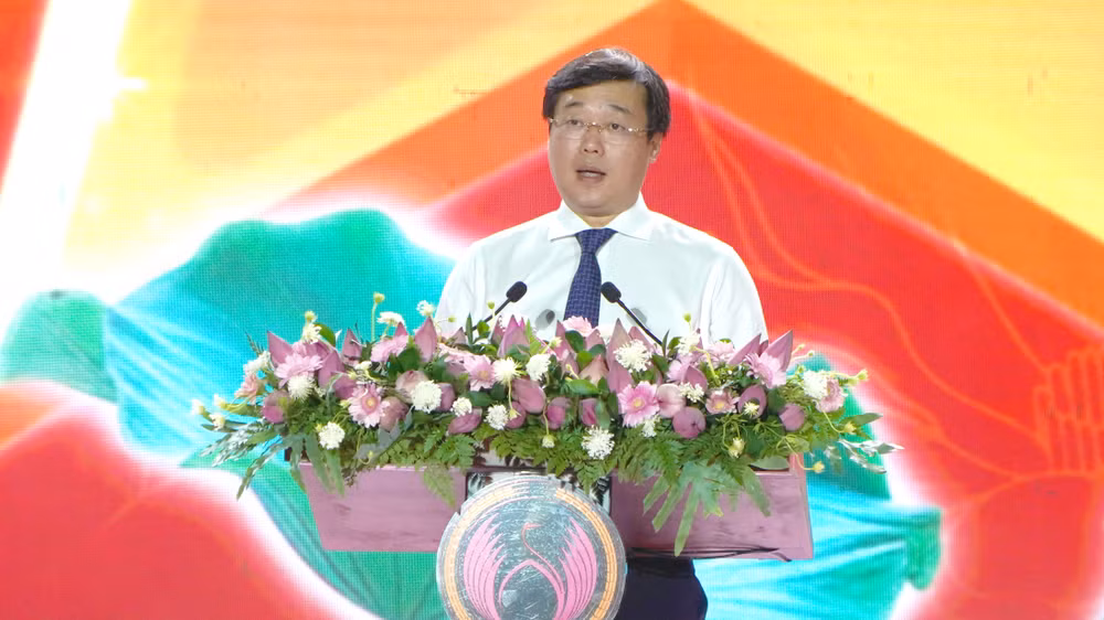 Ủy viên Trung ương Đảng, Bí Thư tỉnh ủy Đồng Tháp Lê Quốc Phong phát biểu tại buổi lễ kỷ niệm. (Ảnh: HỮU NGHĨA)