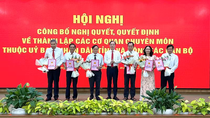 Quyền Chủ tịch Ủy ban nhân dân tỉnh Đồng Tháp Trần Trí Quang trao quyết định nghỉ hưu cho lãnh đạo một số sở, ngành tỉnh. (Ảnh: HỮU NGHĨA)