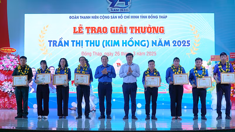 Trao tặng Bằng khen cho 8 tập thể đạt giải thưởng Trần Thị Thu. (Ảnh: HỮU NGHĨA)