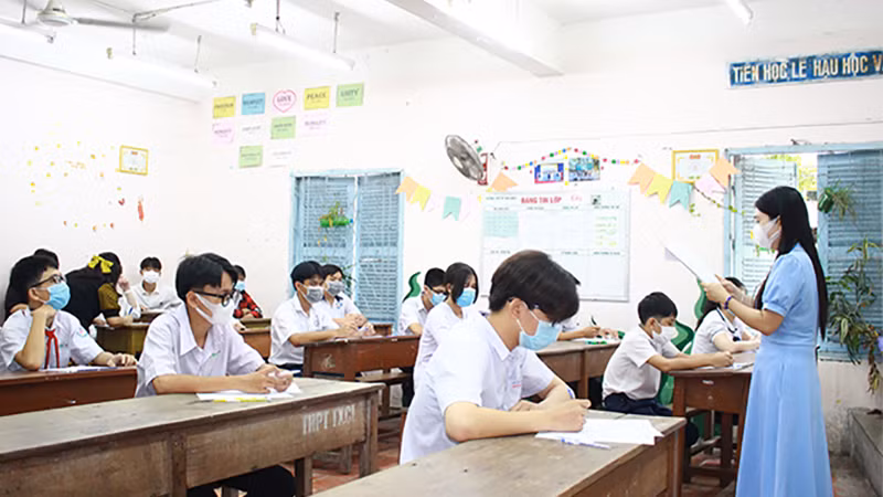 Thí sinh dự thi tuyển sinh vào lớp 10 tại một điểm thi ở thành phố Cao Lãnh. (Ảnh: Cổng Thông tin điện tử Đồng Tháp)