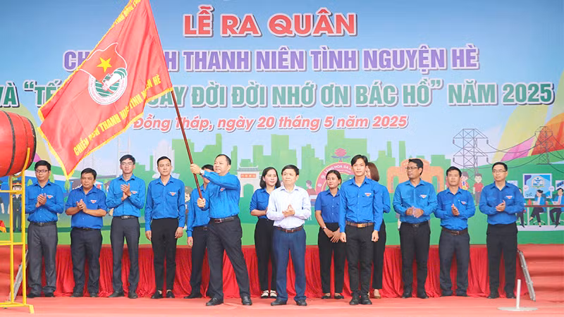 Nghi thức trao cờ lệnh phát động ra quân Chiến dịch Thanh niên tình nguyện hè năm 2025.