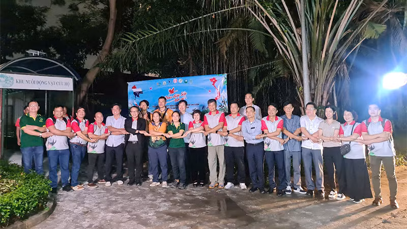 Nhóm chuyên gia Thái Lan, Việt Nam và Hội Sếu quốc tế cùng lãnh đạo tỉnh Đồng Tháp, Vườn quốc gia Tràm Chim vui mừng sau khi hoàn thành việc vận chuyển sếu đầu đỏ về cách ly, chăm sóc tại Thảo Cầm Viên Sài Gòn vào tối 10/4. (Ảnh: Ban tổ chức cung cấp)