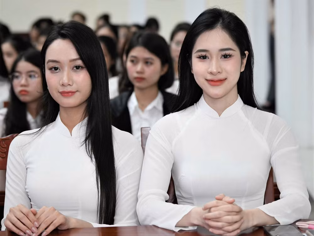 Có nhiều cô gái đáp ứng tiêu chí không phẫu thuật thẩm mỹ của cuộc thi Hoa hậu Việt Nam. Có nhiều cô gái đáp ứng tiêu chí không phẫu thuật thẩm mỹ của cuộc thi Hoa hậu Việt Nam.