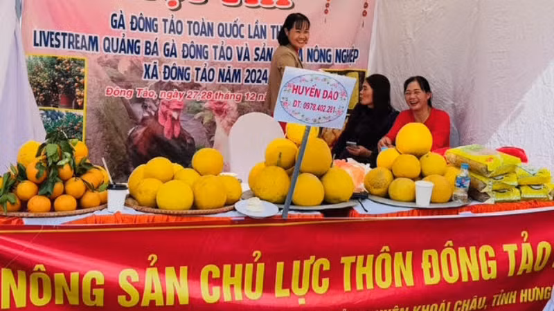 Ngoài các sản phẩm từ gà, hội thi còn có nhiều gian hàng bán đặc sản Hưng Yên.