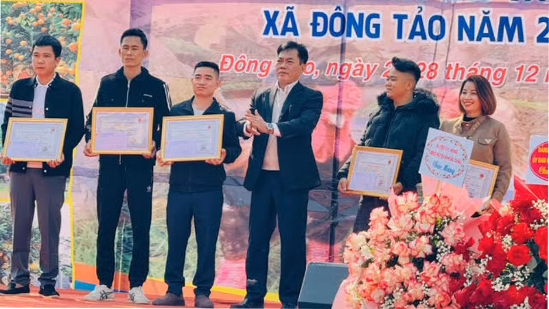 Lãnh đạo xã Đông Tảo trao giải, tặng các chủ gà.