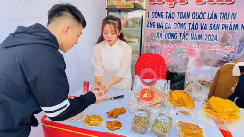 Nhiều du khách đã lựa chọn mua gà Đông Tảo ủ muối và giò gà để mang về làm quà.