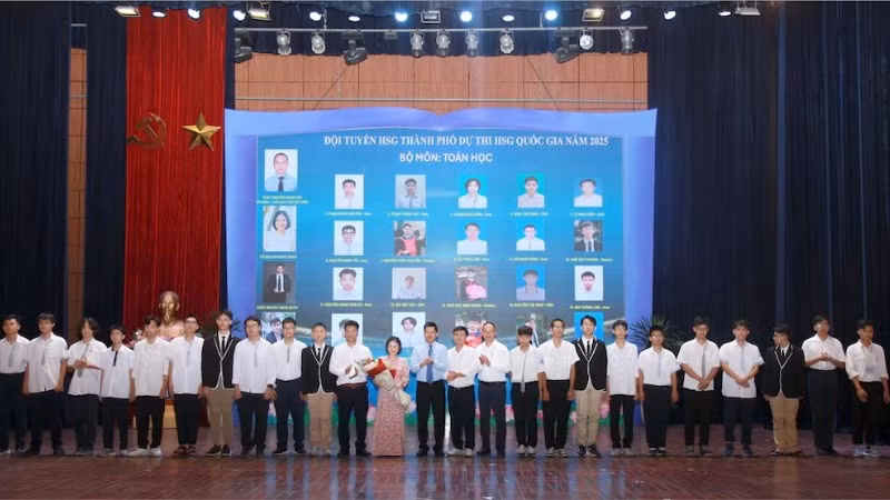 Đội tuyển học sinh giỏi Hà Nội tham dự Kỳ thi chọn học sinh giỏi quốc gia môn Toán (Ảnh: Sở GD&ĐT Hà Nội)