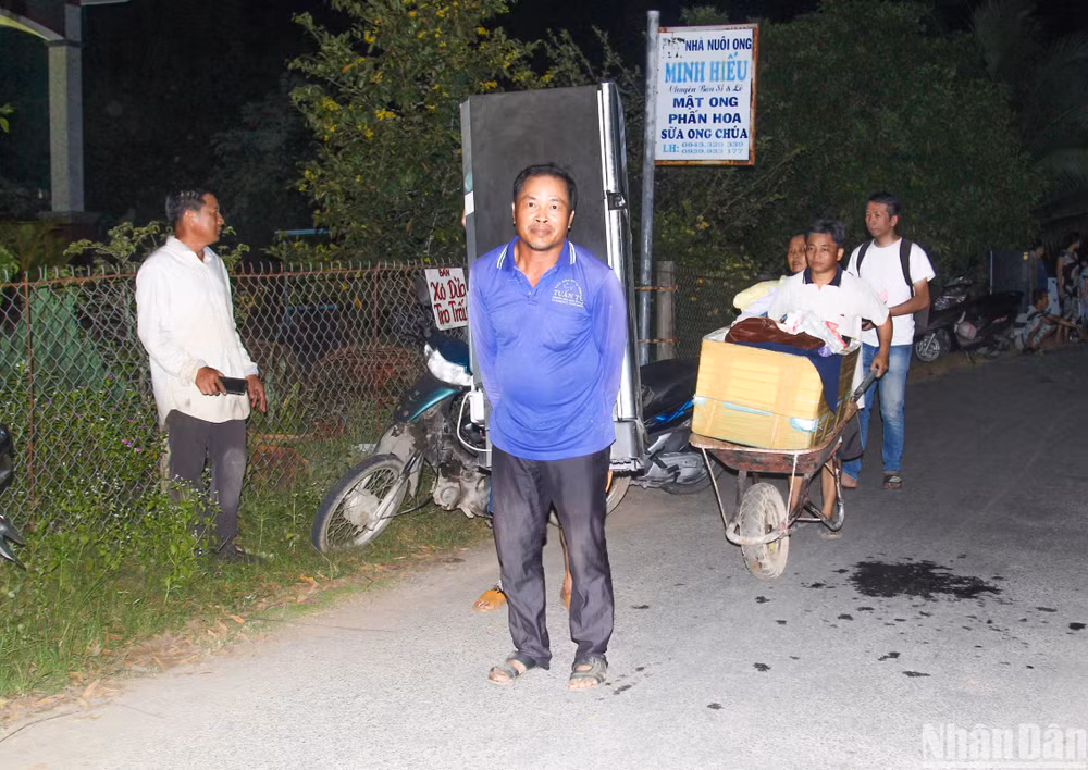 Người dân nơi bị sạt lở di dời tài sản.