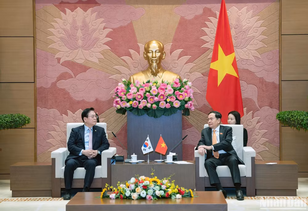 Phó Chủ tịch Thường trực Quốc hội Trần Thanh Mẫn và Phó Chủ tịch Quốc hội Hàn Quốc Chung Woo Taik tại buổi tiếp. (Ảnh: Duy Linh) 