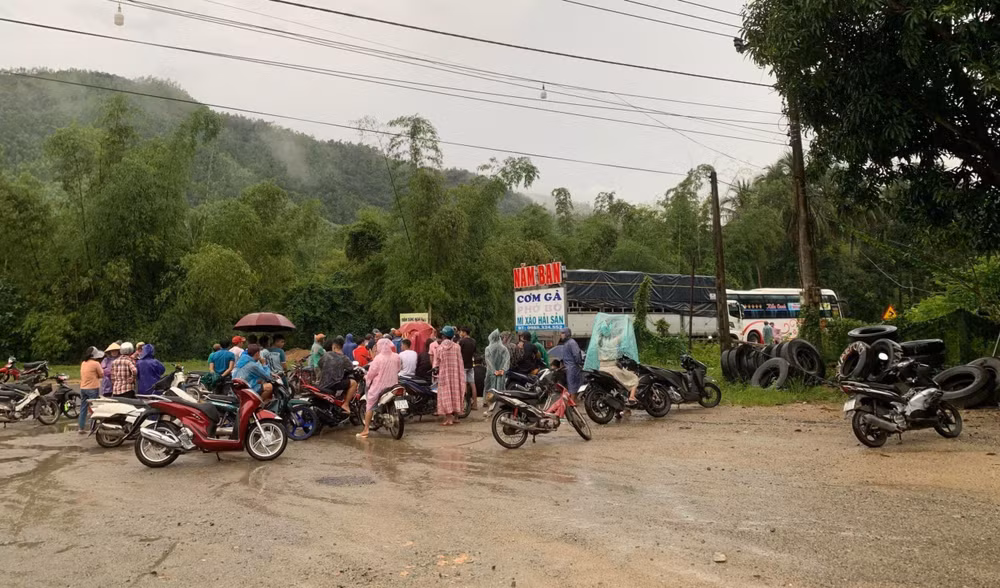 Hiện trường vụ tai nạn làm 3 người trong một gia đình đi trên xe máy tử vong tại chỗ.