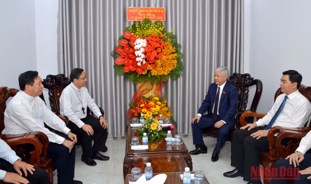 Đồng chí Đỗ Văn Chiến, Bí thư Trung ương Đảng, Chủ tịch Ủy ban Trung ương Mặt trận Tổ Quốc Việt Nam chúc mừng Lễ Giáng sinh năm 2022 tại Tòa Giám mục Giáo phận Phan Thiết.