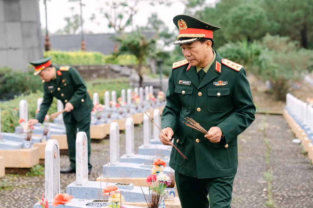 Thượng tướng Mai Quang Phấn dâng hương cho thế hệ đi trước, các đồng đội đã ngã xuống tại Trường Sơn.