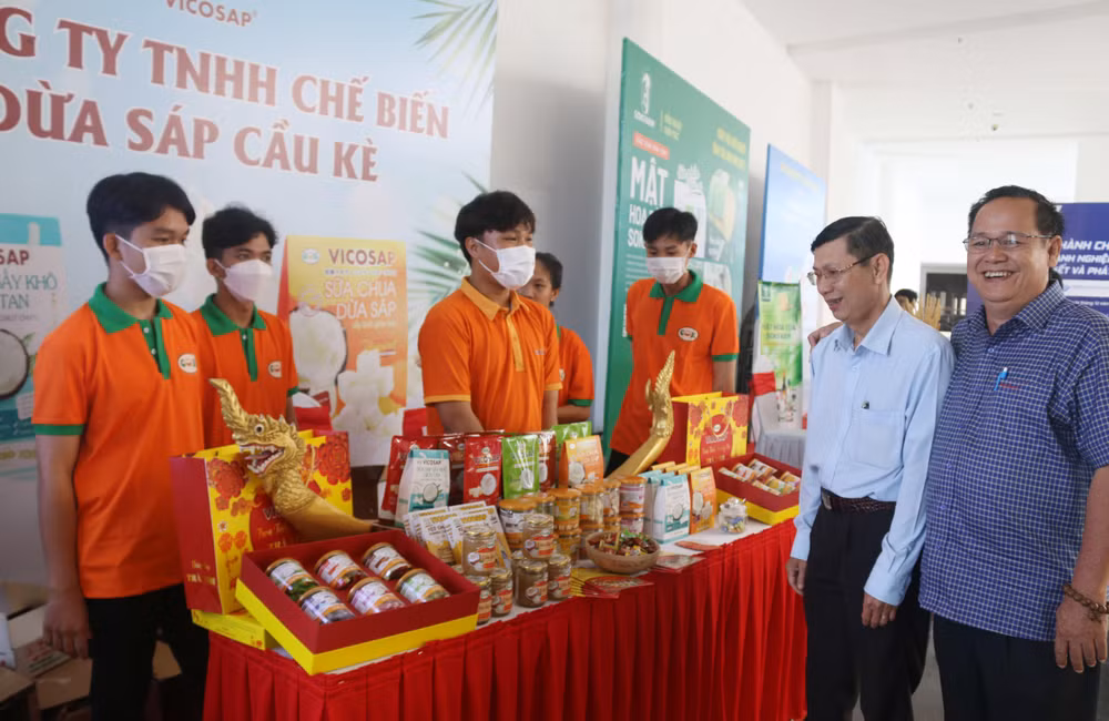 Công ty TNHH Chế biến dừa sáp Cầu Kè, huyện Cầu Kè trưng bày kẹo dừa sáp lá dứa là sản phẩm OCOP 4 sao tại Ngày hội khởi nghiệp tỉnh Trà Vinh năm 2022.
