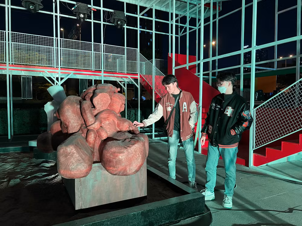 Công chúng đến với triển lãm "Thông linh" của họa sĩ Ngô Xuân Bính.