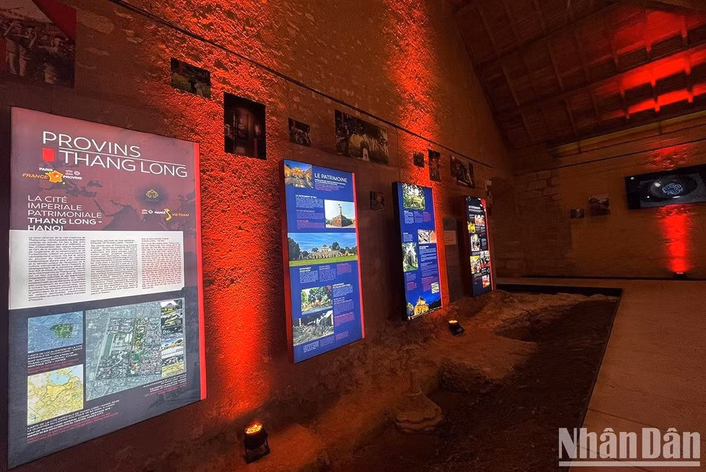 Pa-nô giới thiệu về hình tượng Rồng-Phượng tại khu di sản Hoàng thành Thăng Long-Hà Nội.