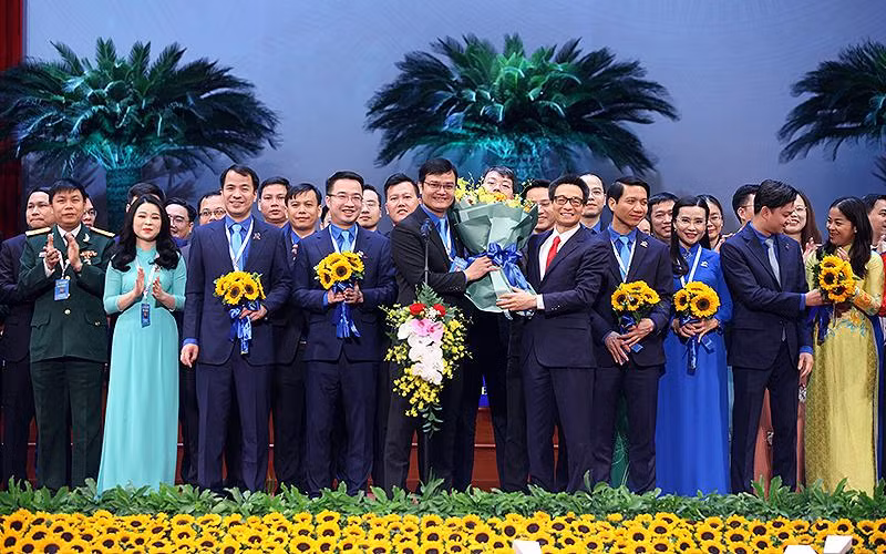 Phó Thủ tướng Vũ Đức Đam chúc mừng các đồng chí trúng cử Ban Chấp hành Trung ương Đoàn khóa XII, nhiệm kỳ 2022-2027.