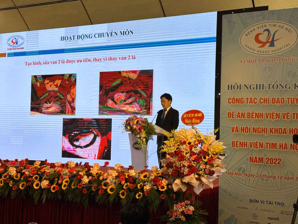 Đại diện Bệnh viện Tim Hà Nội báo cáo kết quả hoạt động trong năm 2022.