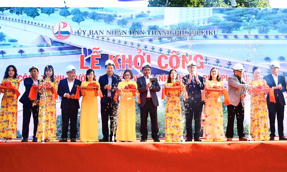 Lãnh đạo tỉnh, thành phố Pleiku cùng đại diện các sở, ngành cắt băng khởi công dự án công trình đường Nguyễn Văn Linh.