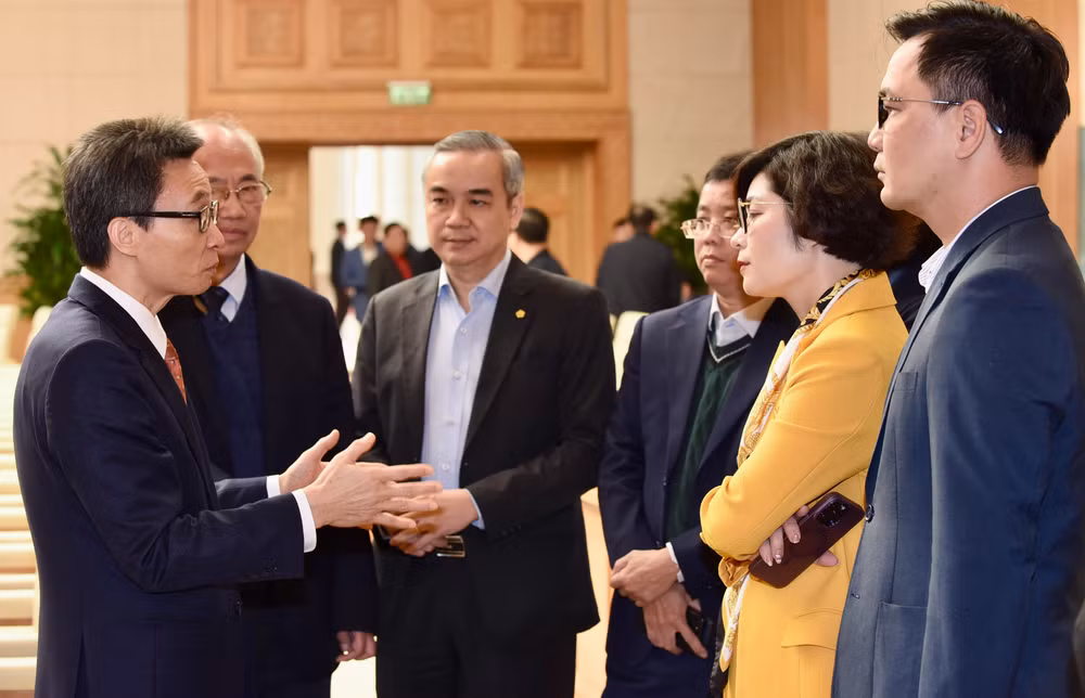 Các đại biểu trao đổi trong giờ nghỉ giải lao.