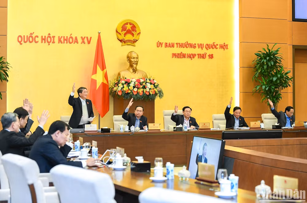 Ủy ban Thường vụ Quốc hội biểu quyết thông qua việc điều chỉnh dự toán chi ngân sách Nhà nước năm 2022 của Trường trung cấp Luật Tây Bắc từ Bộ Tư pháp sang Ủy ban nhân dân tỉnh Sơn La. (Ảnh: DUY LINH)