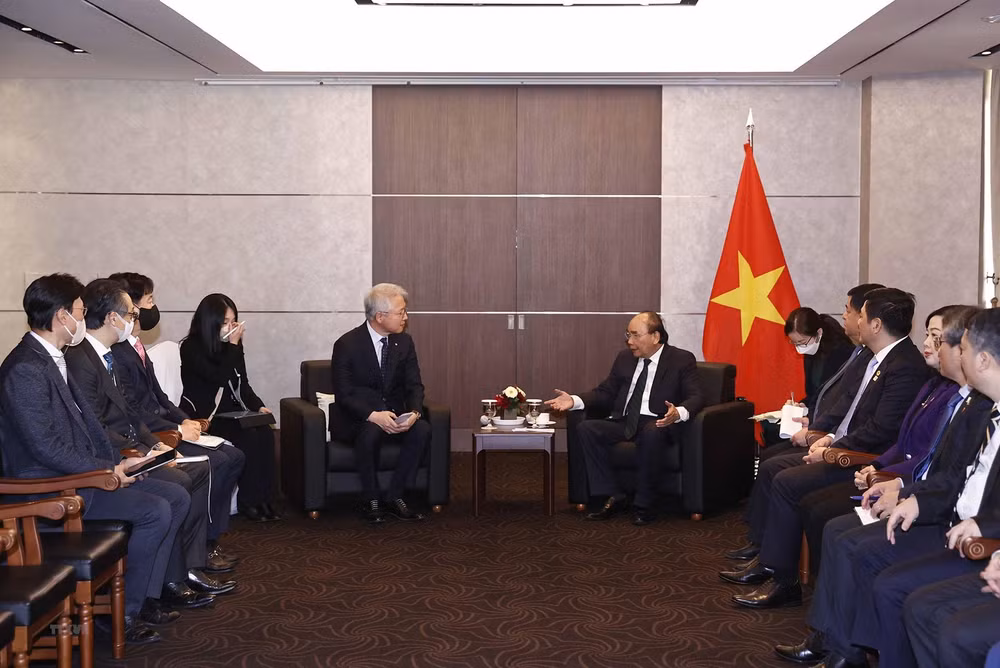 Chủ tịch nước Nguyễn Xuân Phúc tiếp ông Brian Kwon, Giám đốc điều hành, Phó Chủ tịch Tập đoàn LG Corporation. (Ảnh: TTXVN)