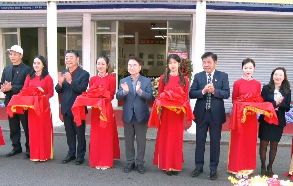 Đại diện hai thành phố Đà Lạt và Chuncheon thực hiện nghi thức khai mạc triển lãm.