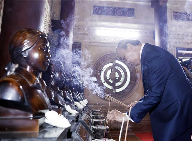 Chủ tịch nước Nguyễn Xuân Phúc dâng hương tưởng niệm các anh hùng liệt sĩ tại Khu Di tích lịch sử quốc gia Truông Bồn. (Ảnh: TTXVN)