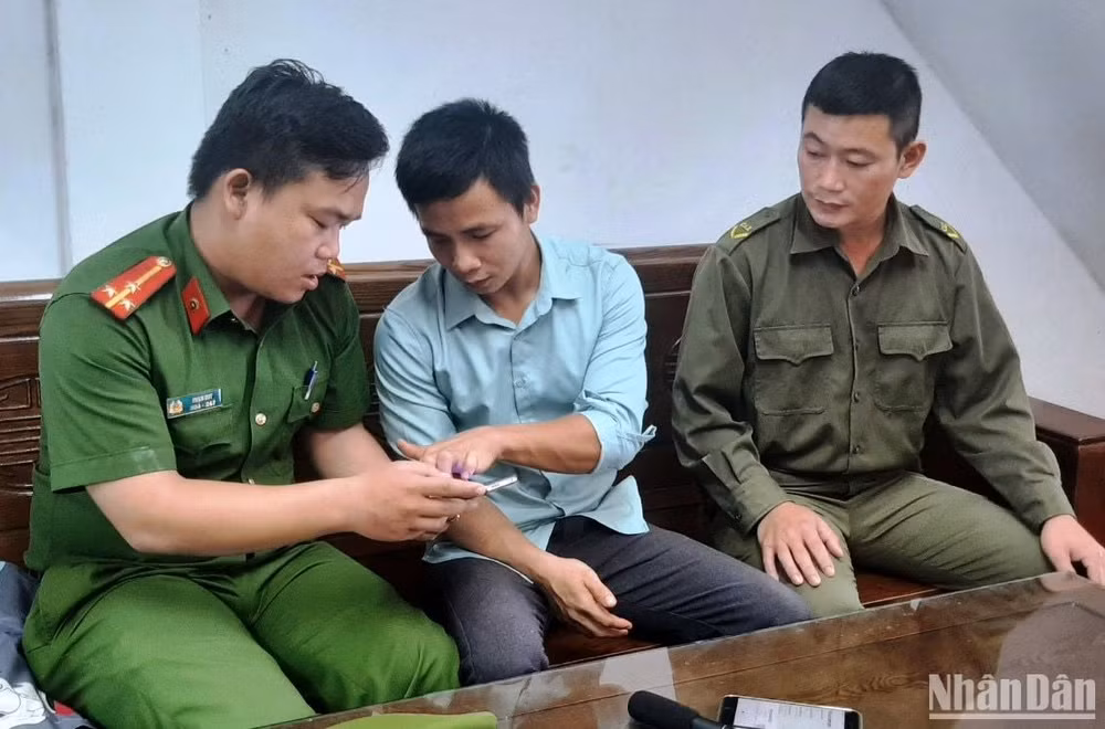Tổ công nghệ số cộng đồng hướng dẫn người dân sử dụng dịch vụ công trực tuyến.