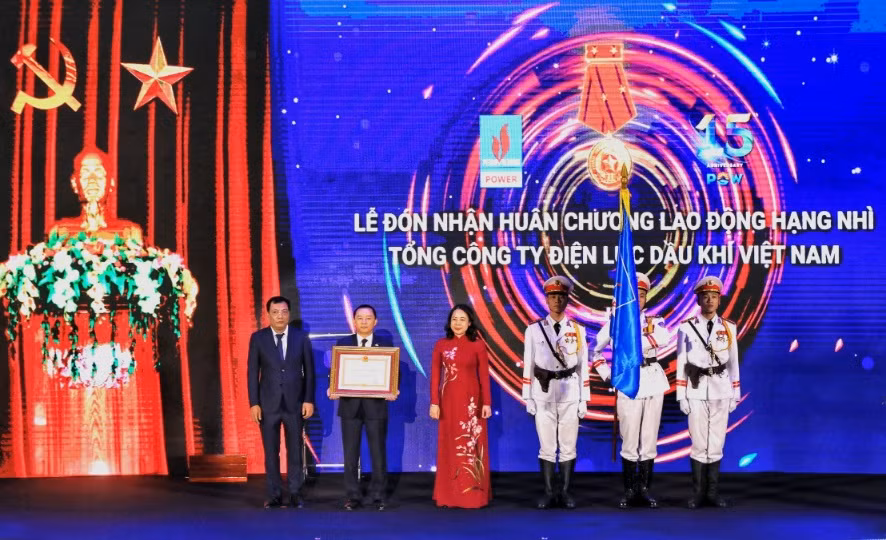 Phó Chủ tịch nước Võ Thị Ánh Xuân trao Huân chương Lao động hạng Nhì tặng tập thể lãnh đạo, cán bộ, công nhân viên, người lao động vì những thành tích xuất sắc trong những năm qua.